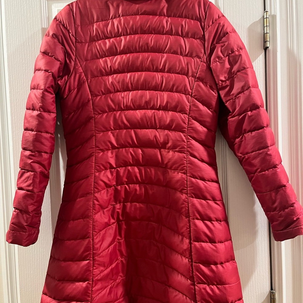 Patagonia women's lightweight medium length down parka - Picture 2 of 3